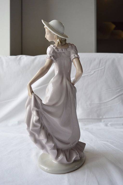 Statuette femme en porcelaine espagnole de LADRO. | Puces Privées