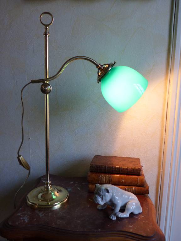 No - 265 - Lampe de bureau ancienne en cuivre avec opaline verte