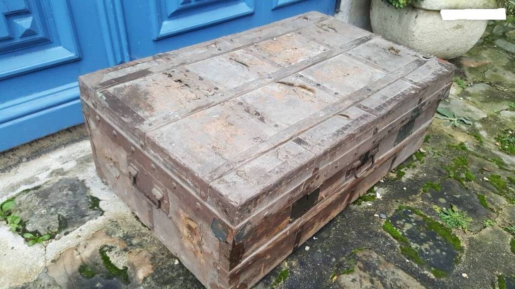 coffre en bois de voyage renforcement en fer , cloutée début 1900 | Puces Privées