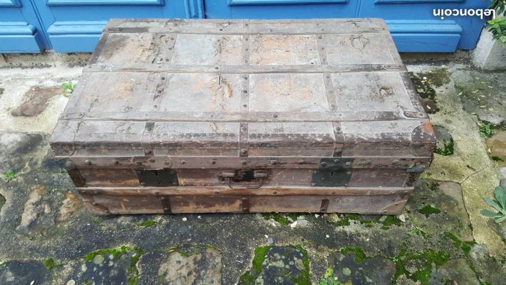 coffre en bois de voyage renforcement en fer , cloutée début 1900 | Puces Privées