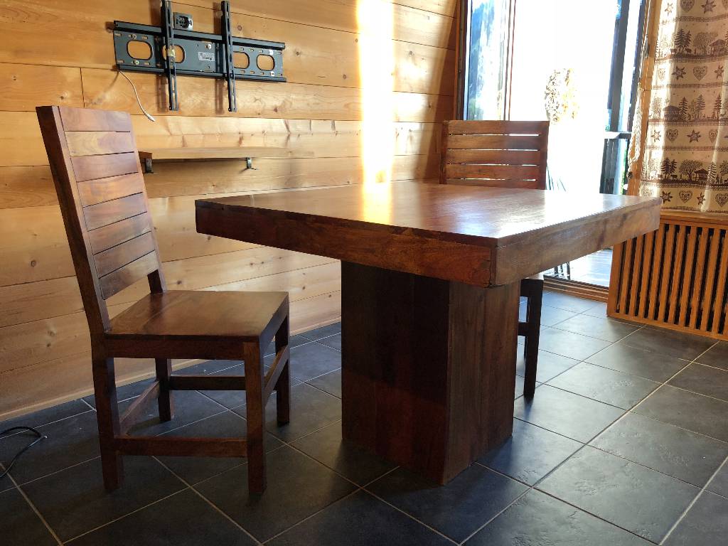 Table en bois massif avec 2 chaises | Puces Privées