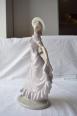 Statuette femme en porcelaine espagnole de LADRO. | Puces Privées
