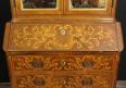 Secrétaire Cabinet Louis XV galbé en noyer et marquèterie de bois jaune. | Puces Privées