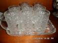 8 tasses en verre anciennes avec plateau (H 9 x D 5.5) ; (L 22 x l 14) | Puces Privées