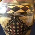 Céramique Berbère Jarre à pied tekelit terre cuite peinte Grande Kabylie Algérie | Puces Privées