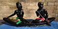 Couple d'africains sur une pirogue. Platre décoré, années 50 | Puces Privées