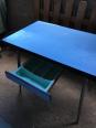 Table de cuisine en Formica bleu | Puces Privées