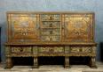 Important buffet en enfilade en chêne d'Asie brossé, polychromie et cuir mordoré a décors peints a la main | Puces Privées