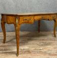 Magnifique bureau Ministre de centre Louis XV galbé en marqueterie de bois de rose vers 1880-1900 | Puces Privées