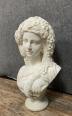 Importante statue en marbre blanc Carrare figurant une élégante Bacchusienne vers 1940 | Puces Privées