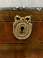 Insolite meuble d’appui Louis XVI en marquèterie Boulle a façade galbée et cotés incurvés vers 1850 | Puces Privées