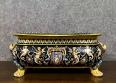 Gien: importante jardinière de forme rectangulaire à décors renaissance italienne sur fond noir. | Puces Privées
