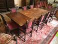 Table à rallonge 19e siècle, pieds torsadés, avec 12 chaises | Puces Privées