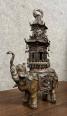 Chine Dynastie Qing : Grand brule encens en bronze figurant un éléphant surmonté de palanquins en forme de pagodes vers 1880 | Puces Privées