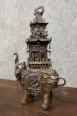 Chine Dynastie Qing : Grand brule encens en bronze figurant un éléphant surmonté de palanquins en forme de pagodes vers 1880 | Puces Privées