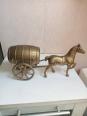 cheval et charette en laiton ou bronze avec tonneau longueur 28 cm hauteur 15 cm | Puces Privées