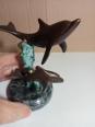 statuette ancienne en bronze dauphin et son petit hauteur 12 cm sur socle en marbre | Puces Privées