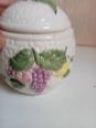 bonbonniere ancien en céramique décor fruit hauteur 15 cm diamètre 13 cm | Puces Privées