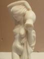 statuette ancienne en marbre blanc, signé Faro, hauteur 28 cm sur support marbre | Puces Privées