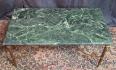 Table basse 1960 en laiton et marbre vert | Puces Privées