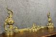 Barre de foyer en bronze doré à décor de volutes, feuilles d'acanthe et vases ajourés | Puces Privées