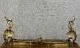 Barre de foyer en bronze doré à décor de volutes, feuilles d'acanthe et vases ajourés | Puces Privées