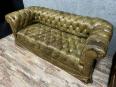 canapé Chesterfield en cuir de couleur vert olive circa 1880. | Puces Privées