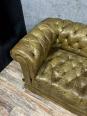 canapé Chesterfield en cuir de couleur vert olive circa 1880. | Puces Privées