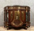 Dans l'esprit de André Charles Boulle : Superbe Commode vitrine a portes de forme demie lune | Puces Privées