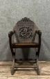 Chine XIXeme : Rare Fauteuil pliant de campagne en noyer sculpté avec dossier et bras sculptés de dragons | Puces Privées