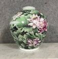 CHINE - XXe siècle: Important vase en porcelaine à décor floral sur fond vert | Puces Privées