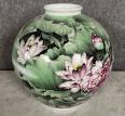 CHINE - XXe siècle: Important vase en porcelaine à décor floral sur fond vert | Puces Privées