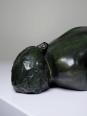 Sujet vintage femme nue allongée marbre reconstitué patine bronze | Puces Privées