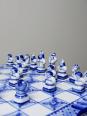 Rare et unique Echiquier de voyage porcelaine de Gzhel signé Yuri Garanin | Puces Privées