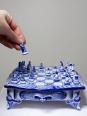 Rare et unique Echiquier de voyage porcelaine de Gzhel signé Yuri Garanin | Puces Privées