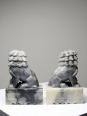 Paire de petits Chiens/Lions Foo en pierre de savon sculptée vintages | Puces Privées