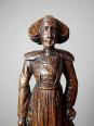 Statuette ancienne en bois sculpté femme bretonne en habit traditionnel | Puces Privées