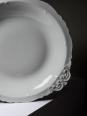 Grand plat de service creux porcelaine fine de Limoges blanche vintage/ancien | Puces Privées