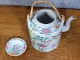 Asie XXeme : Theiére de forme ronde en porcelaine émaillée polychrome | Puces Privées