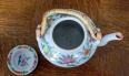 Asie XXeme : Theiére de forme ronde en porcelaine émaillée polychrome | Puces Privées