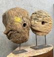 Deux Très anciennes roues de poulies en bois montées sur socle fer | Puces Privées