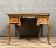 Bureau galbé époque Louis XV en noyer estampillé Hache vers 1750 | Puces Privées