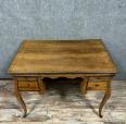 Bureau galbé époque Louis XV en noyer estampillé Hache vers 1750 | Puces Privées