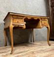 Bureau galbé époque Louis XV en noyer estampillé Hache vers 1750 | Puces Privées