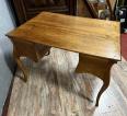 Bureau galbé époque Louis XV en noyer estampillé Hache vers 1750 | Puces Privées