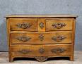 Commode galbée époque Louis XIV en noyer vers 1750 | Puces Privées