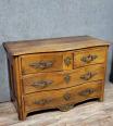 Commode galbée époque Louis XIV en noyer vers 1750 | Puces Privées