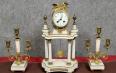 Pendule portique style Louis XVI en marbre blanc et bronze doré vers 1880 | Puces Privées