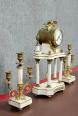 Pendule portique style Louis XVI en marbre blanc et bronze doré vers 1880 | Puces Privées