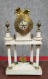 Pendule portique style Louis XVI en marbre blanc et bronze doré vers 1880 | Puces Privées